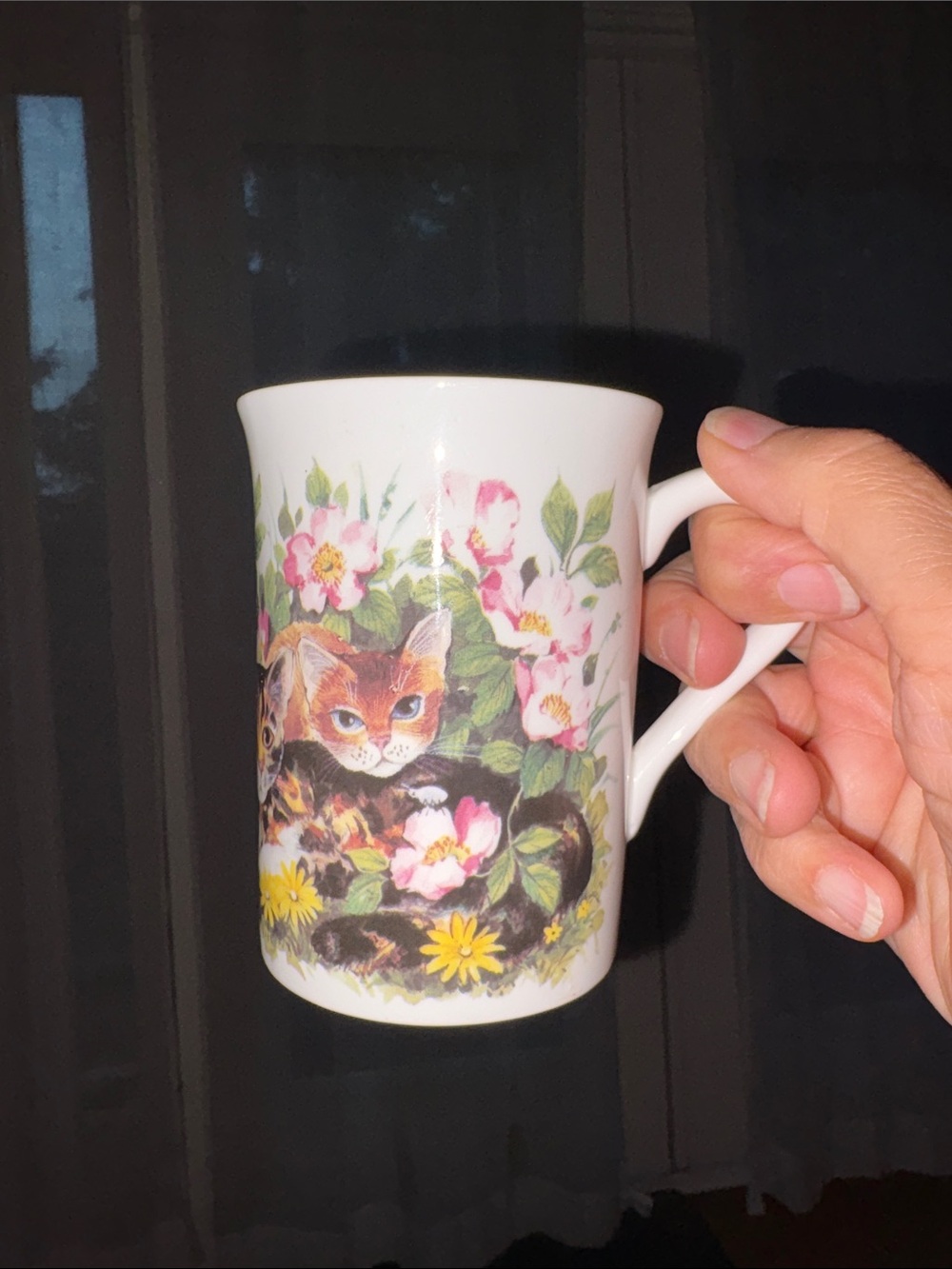 Vintage White Floral Cat Ceramic Mug - Charming Garden Design